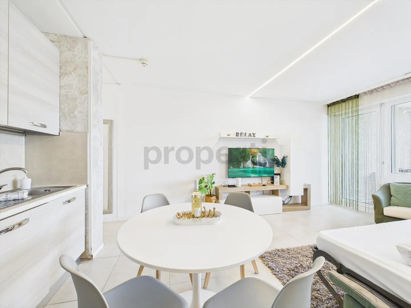 Appartamento 2,5 locali con vista lago e piscina condominiale - ideale come residenza principale, seconda casa o investimento per affitti a breve termine! - Foto 1 di 11