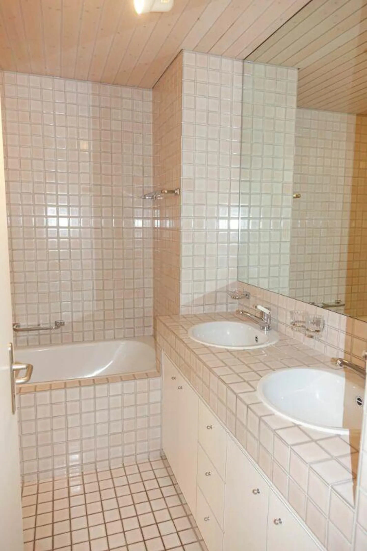 Appartement sous les toits charmant avec plusieurs balcons - Photo 10 sur 11