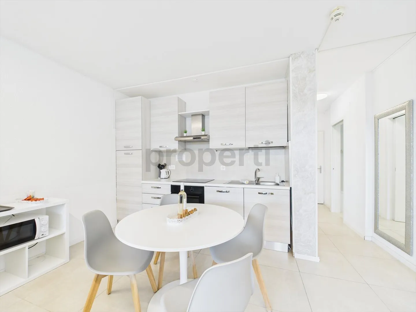 Appartamento 2,5 locali con vista lago e piscina condominiale - ideale come residenza principale, seconda casa o investimento per affitti a breve termine! - Foto 2 di 11