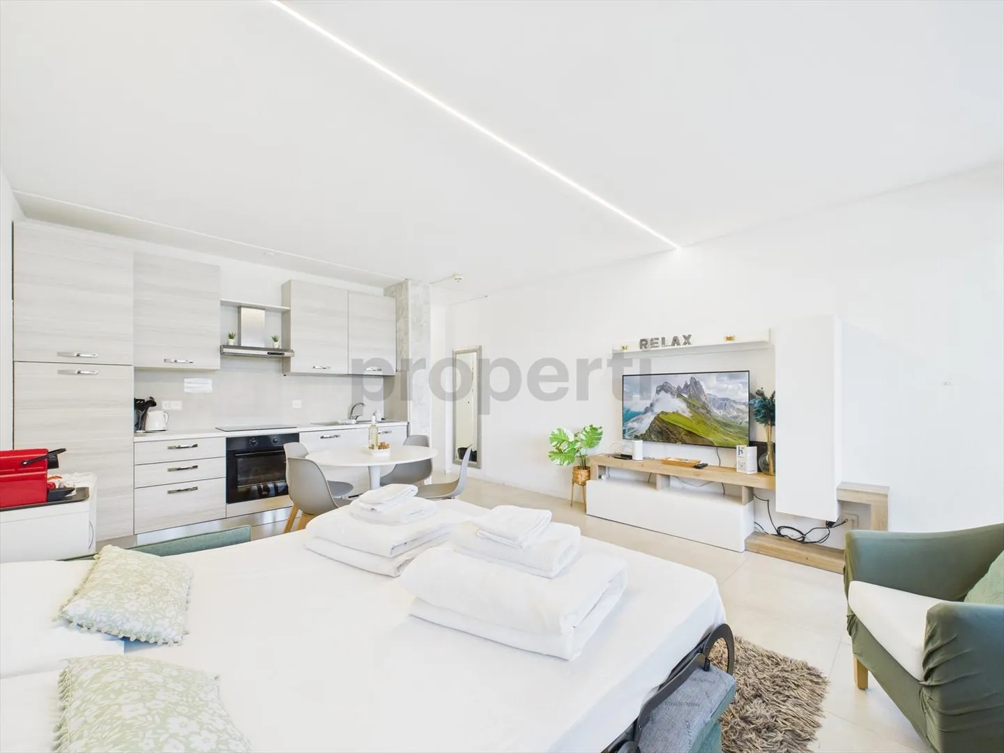 Appartamento 2,5 locali con vista lago e piscina condominiale - ideale come residenza principale, seconda casa o investimento per affitti a breve termine! - Foto 4 di 11
