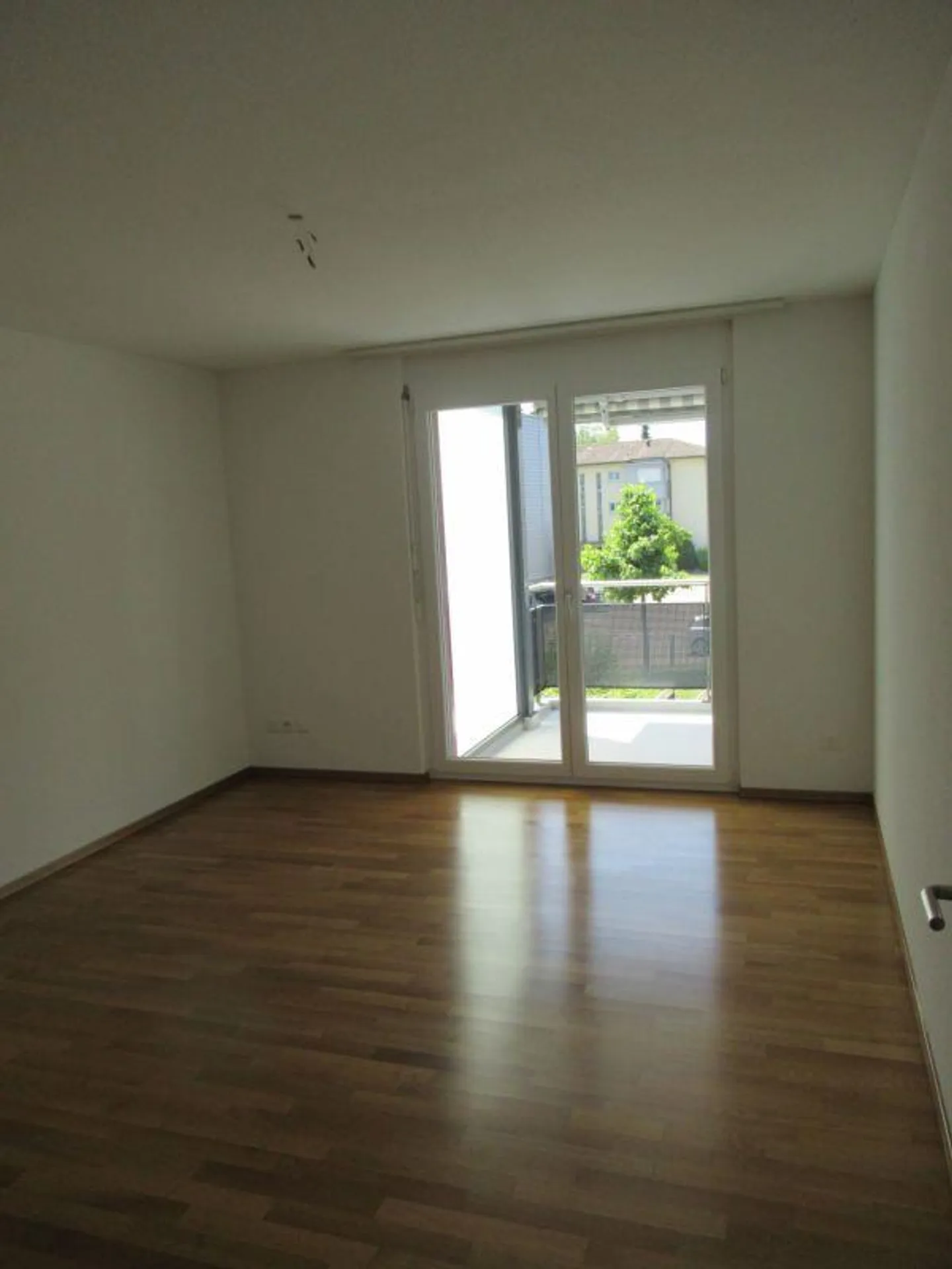 Appartement de jardin spacieux 3.5 en emplacement central - Photo 3 sur 6