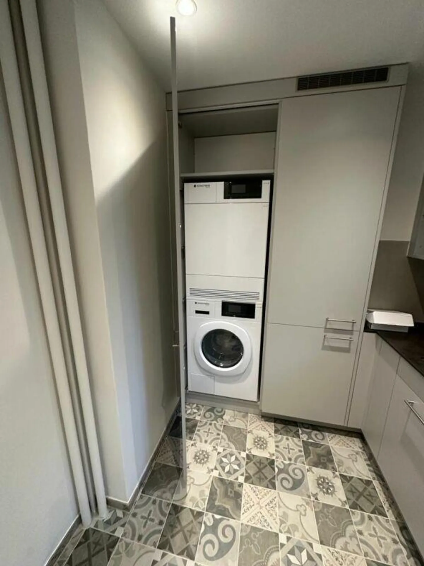 Bellissimo appartamento ristrutturato con 3 camere vicino al parco St. Johanns - Foto 4 di 9