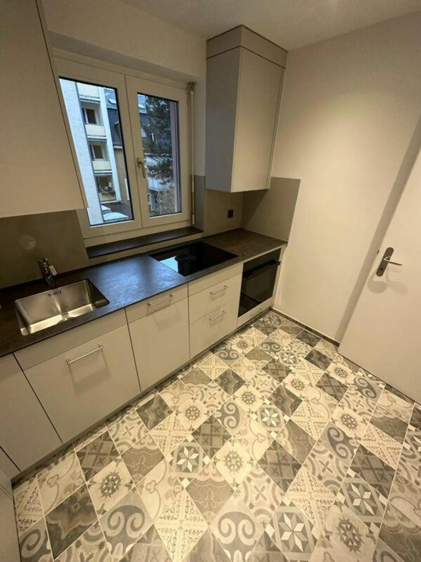 Bellissimo appartamento ristrutturato con 3 camere vicino al parco St. Johanns - Foto 2 di 9