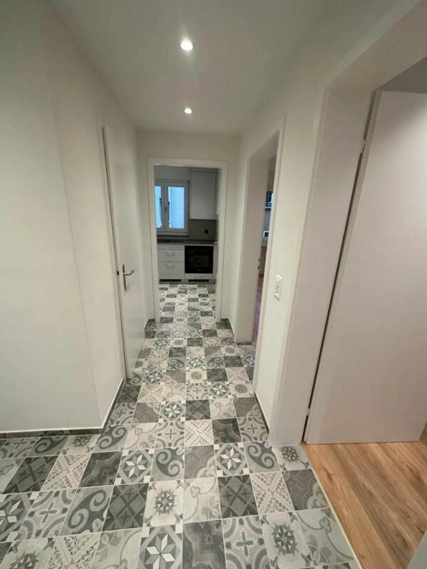 Bellissimo appartamento ristrutturato con 3 camere vicino al parco St. Johanns - Foto 1 di 9