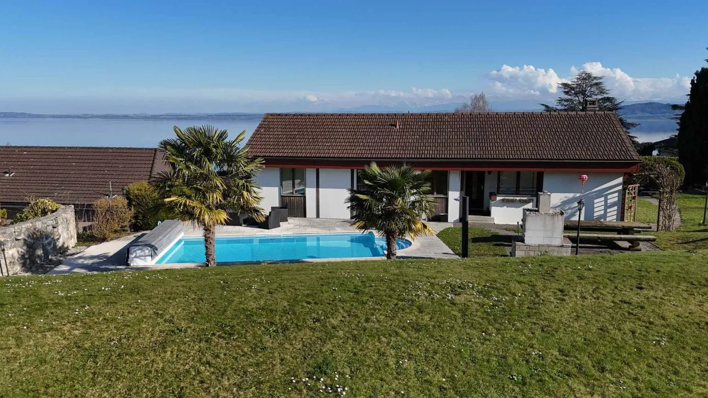 Villa mit Pool und Seeblick - Foto 1 von 11