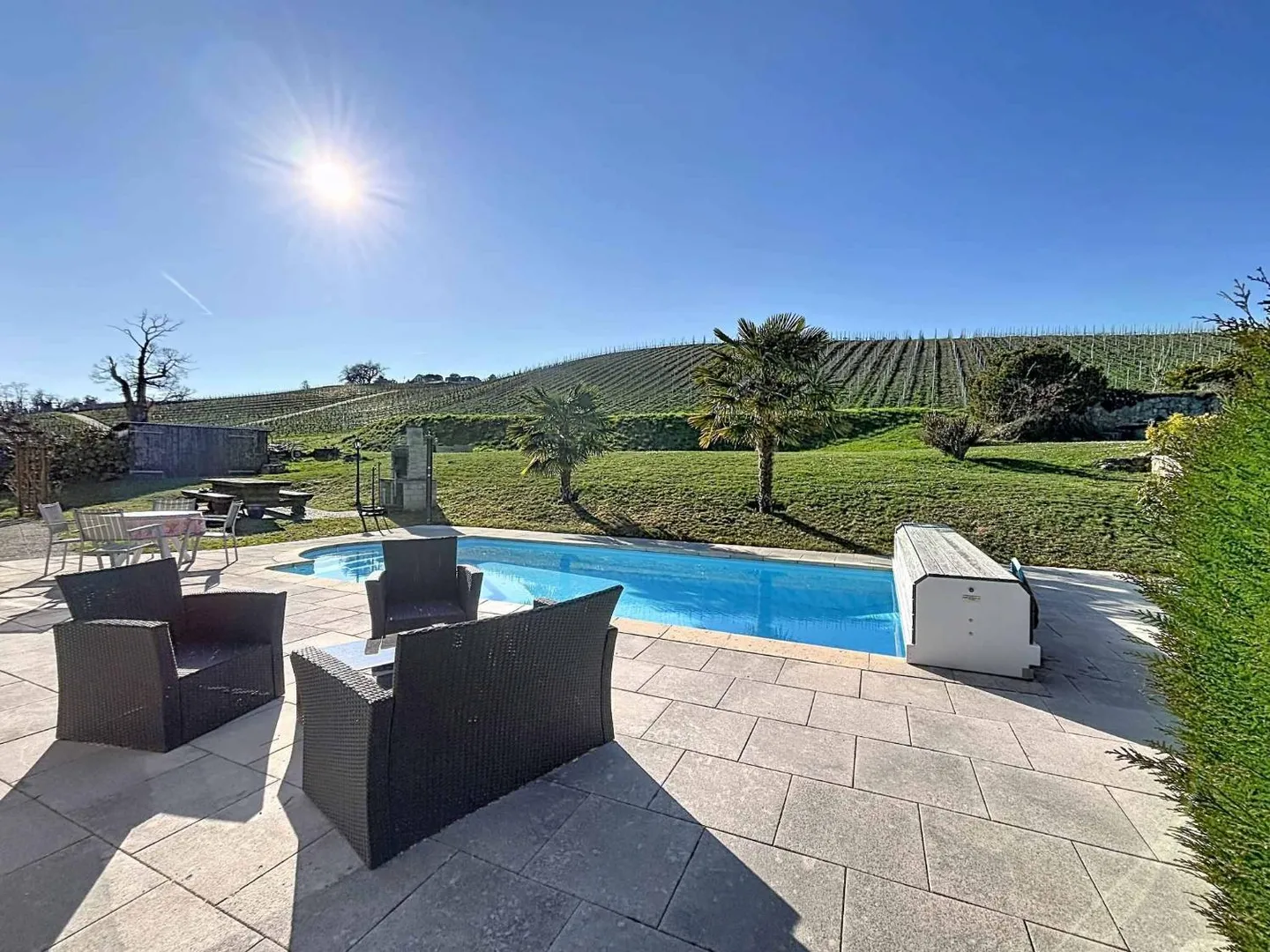 Villa mit Pool und Seeblick - Foto 8 von 11