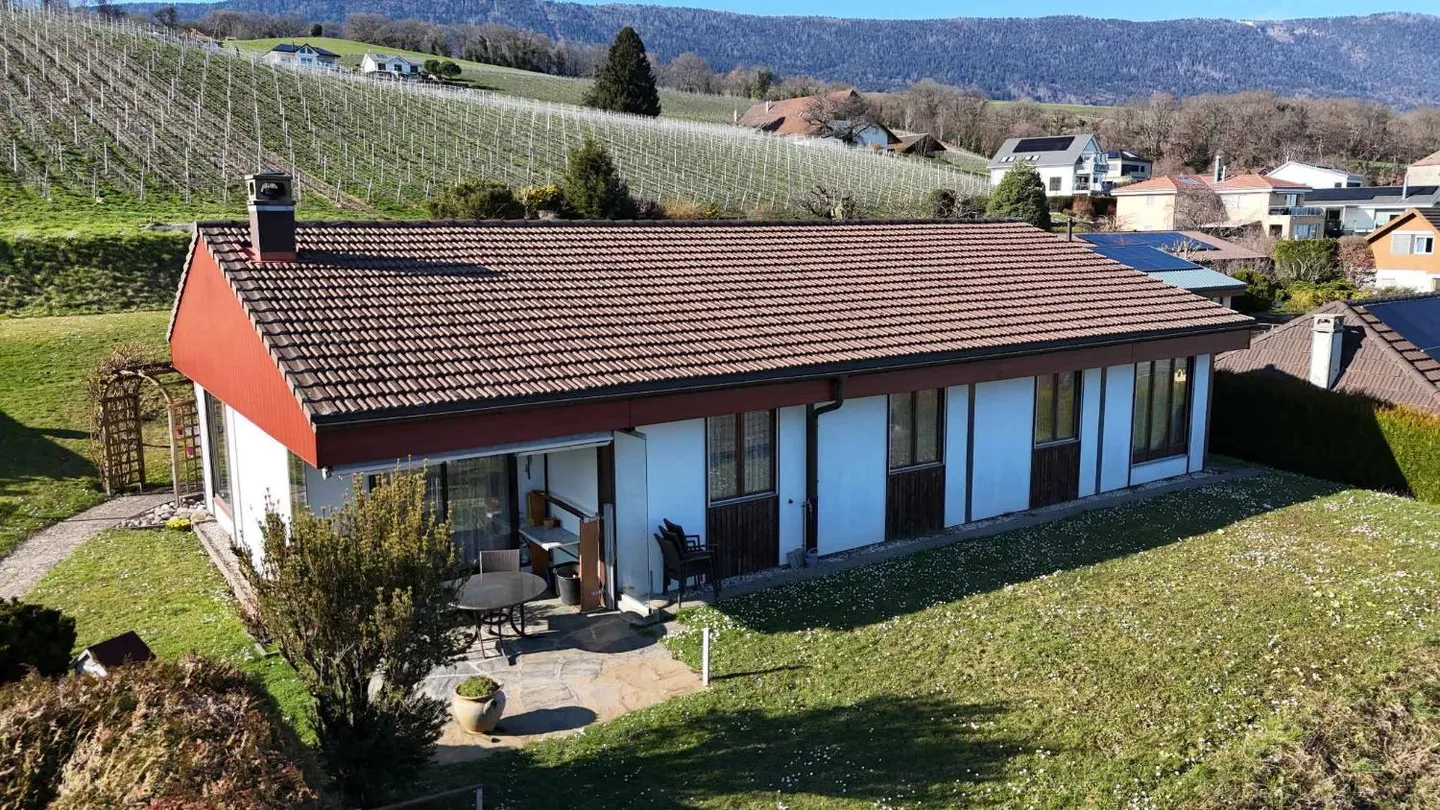 Villa mit Pool und Seeblick - Foto 9 von 11