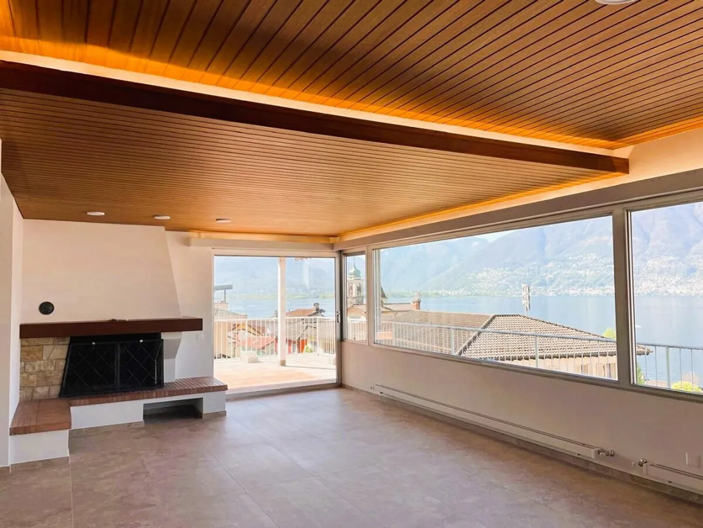 VIRA GAMBAROGNO - PENTHOUSE AU CENTRE AVEC VUE SUR LE LAC - Photo 1 sur 13