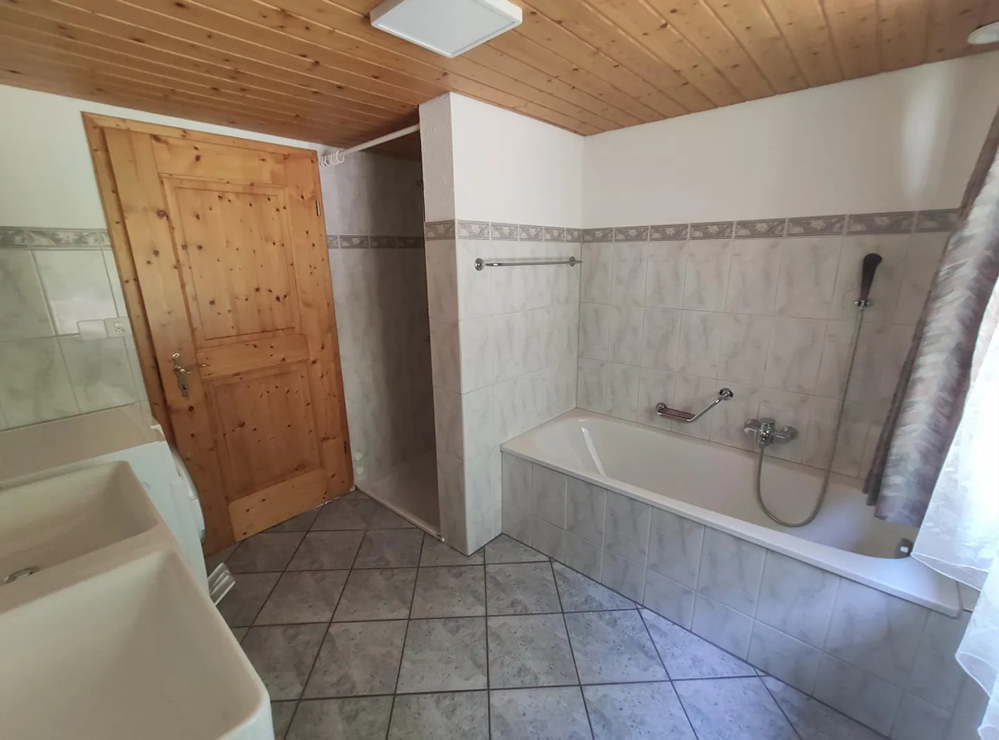 Sehr schön ausgebaute 4.5 Zimmer Wohnung an ruhiger Lage - Foto 7 von 13