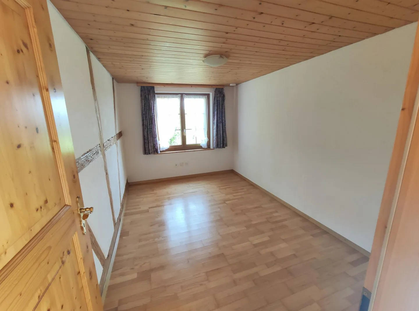 Sehr schön ausgebaute 4.5 Zimmer Wohnung an ruhiger Lage - Foto 11 von 13