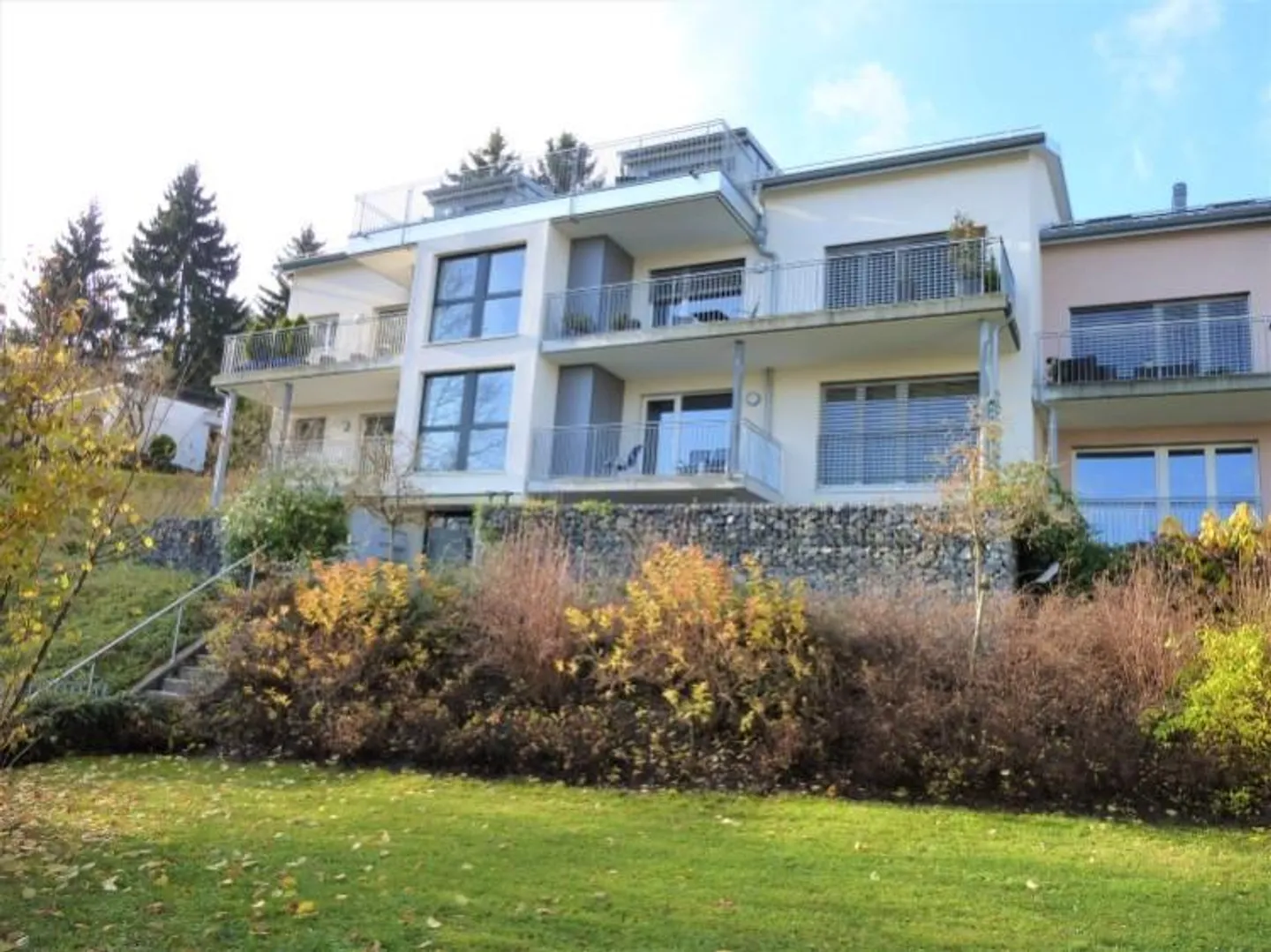 Appartement spacieux avec deux balcons - Photo 1 sur 8