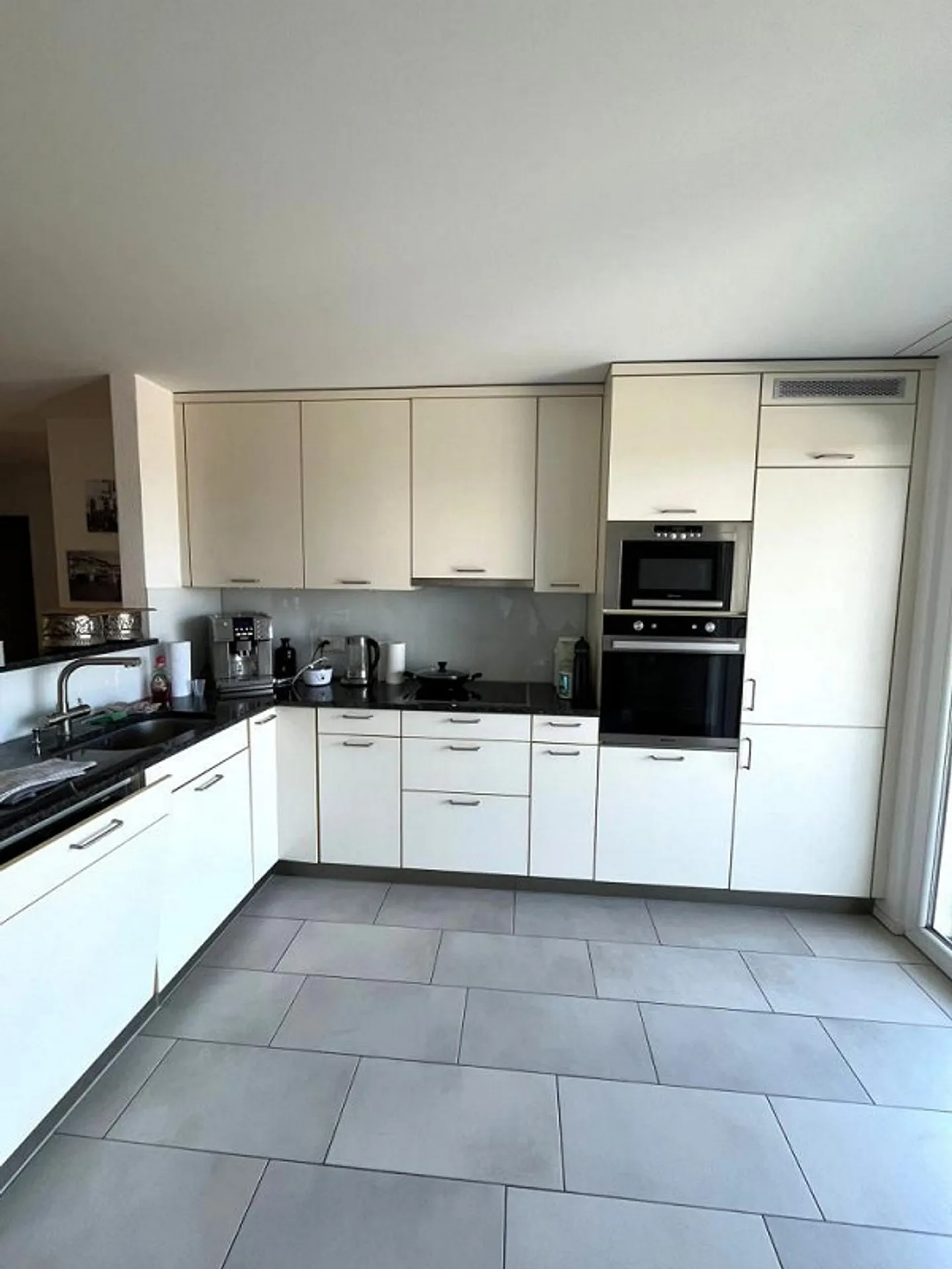 Appartement spacieux avec deux balcons - Photo 2 sur 8