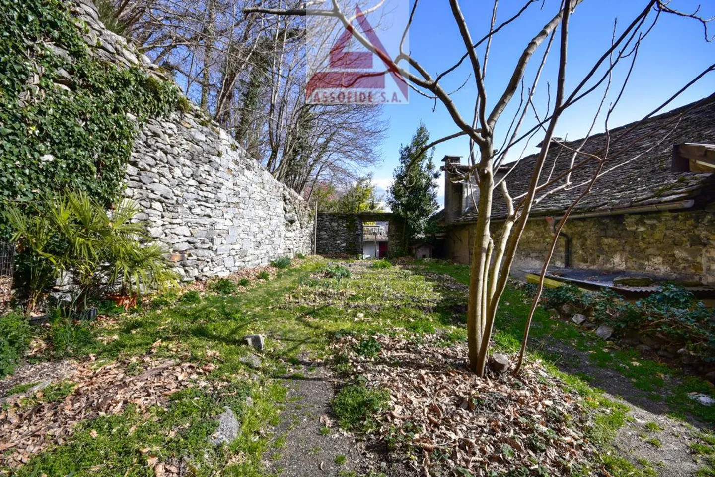 Casa con 6 appartamenti - Foto 2 di 8