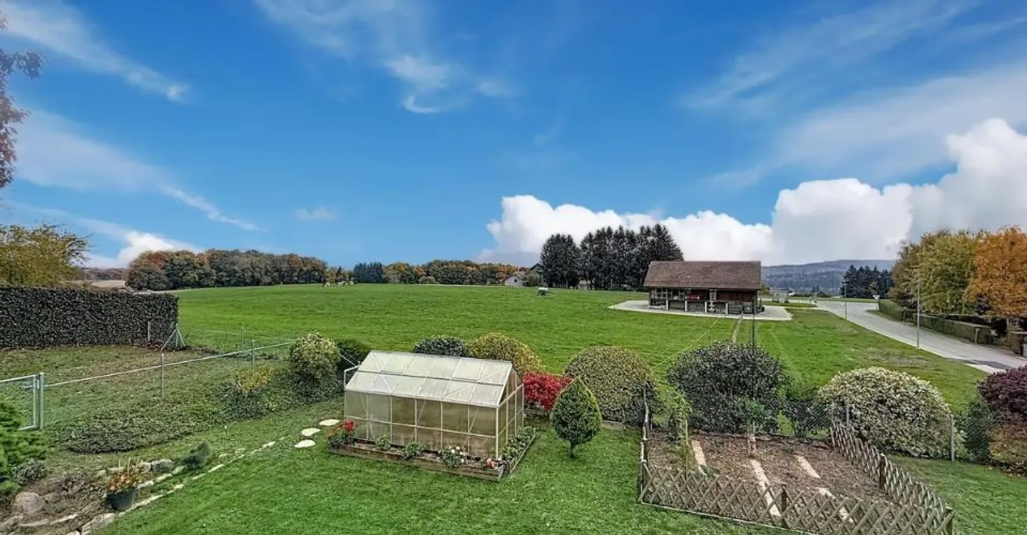Versatile Duplex with Garden - Photo 2 of 9