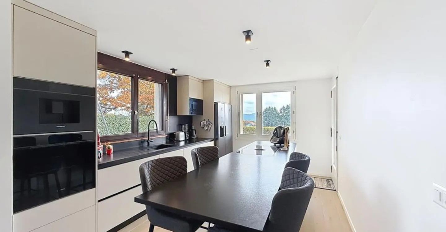 Versatile Duplex with Garden - Photo 3 of 9