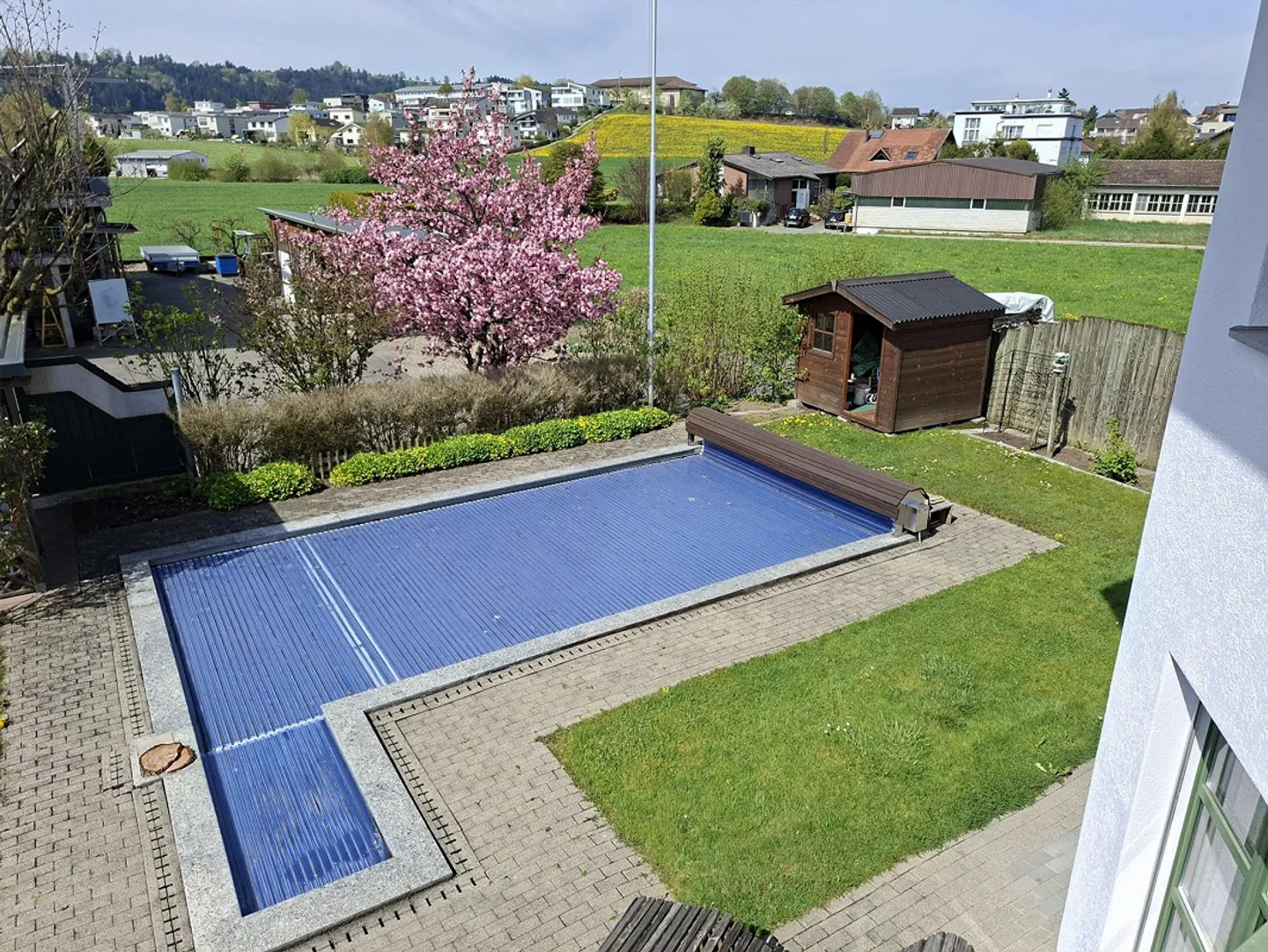 Casa unifamiliare unica con piscina e tanto verde - Foto 2 di 13