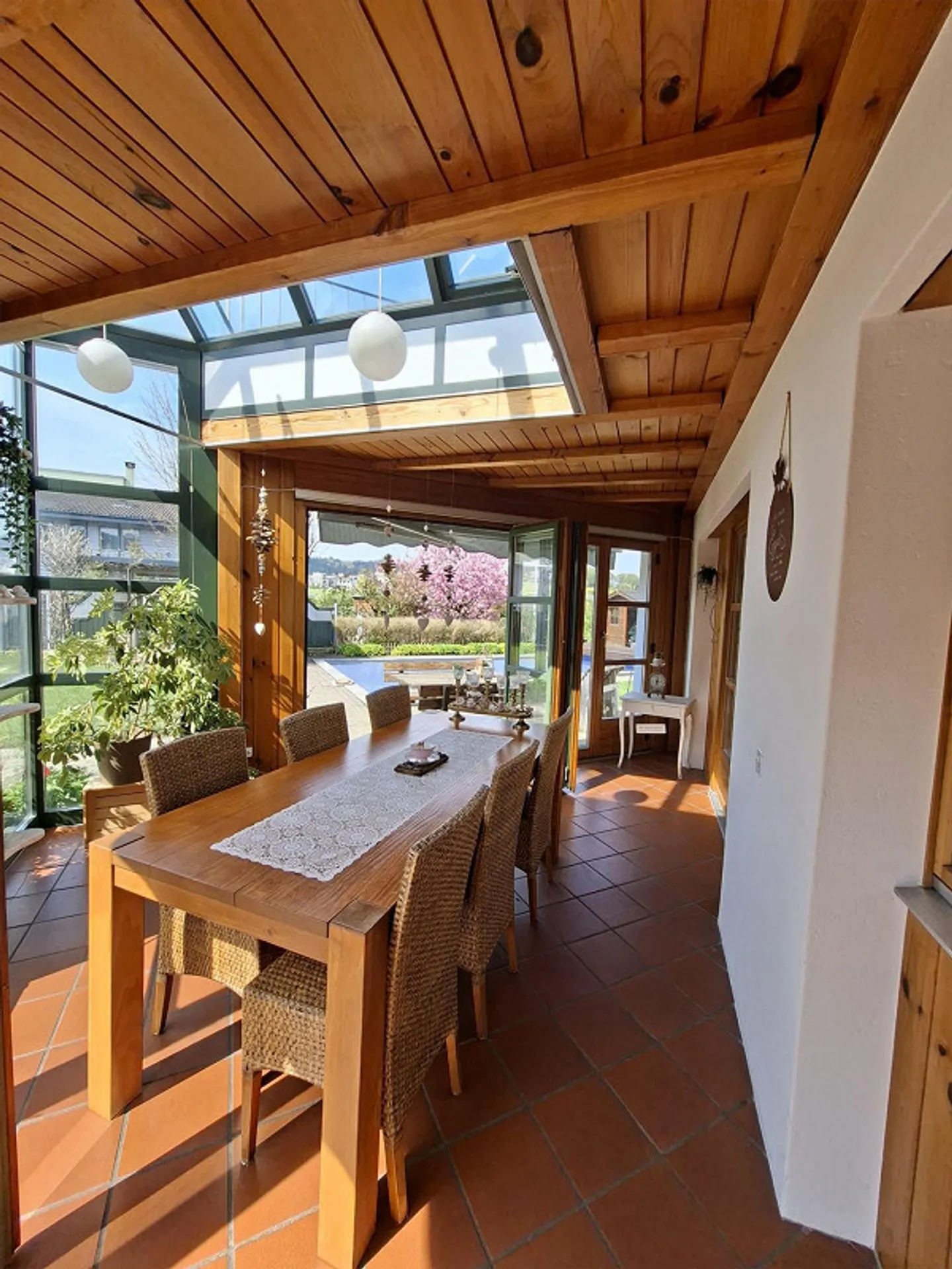 Casa unifamiliare unica con piscina e tanto verde - Foto 3 di 13