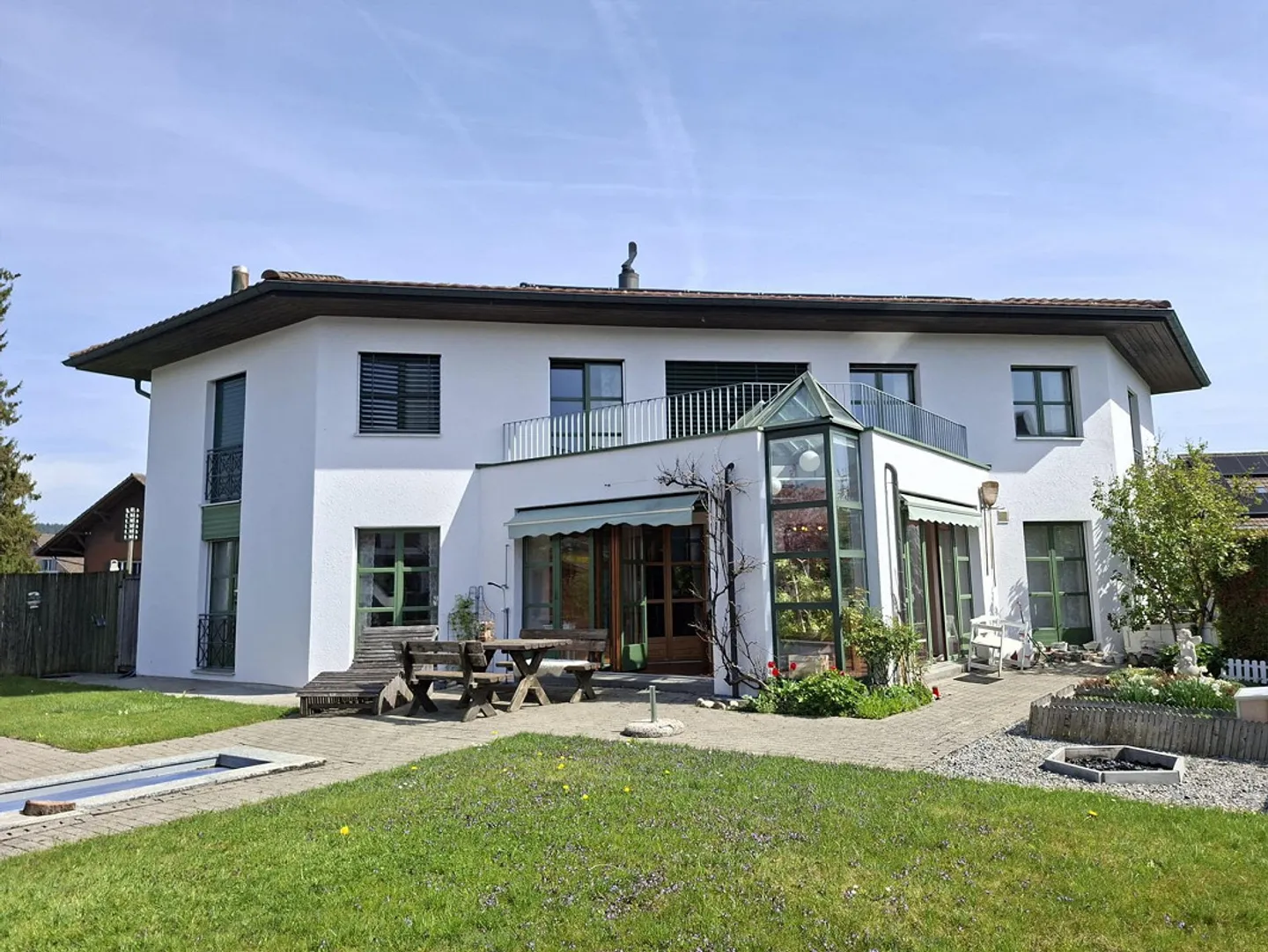 Casa unifamiliare unica con piscina e tanto verde - Foto 1 di 13