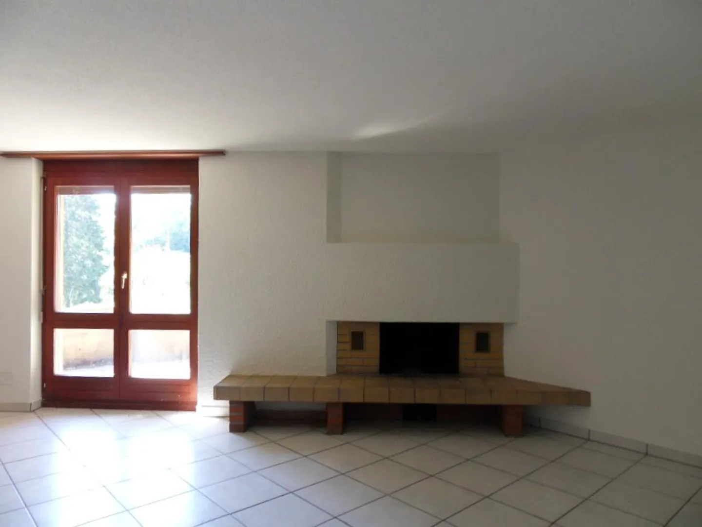 Spacious Semi-Detached Family House - Photo 2 of 15