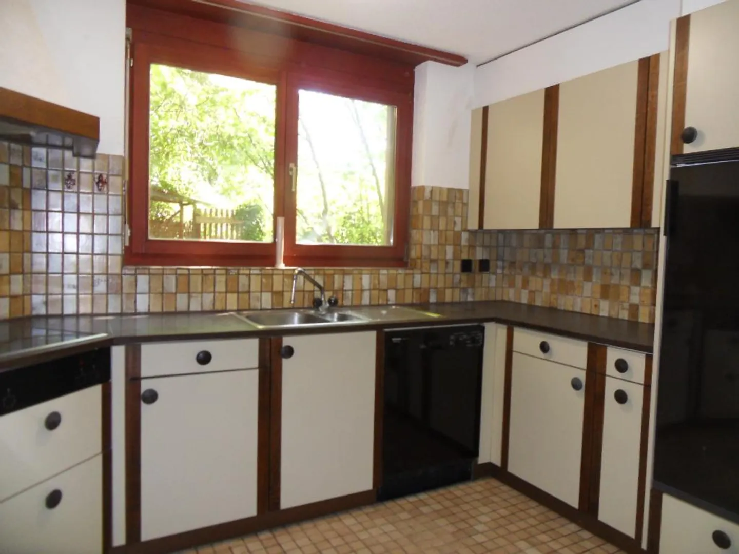 Spacious Semi-Detached Family House - Photo 4 of 15