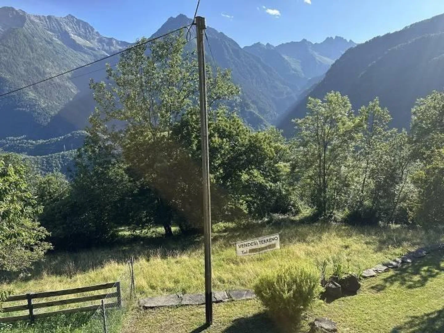 Terreno edificabile di 773 m2 in una posizione molto tranquilla e soleggiata con vista - Foto 1 di 15