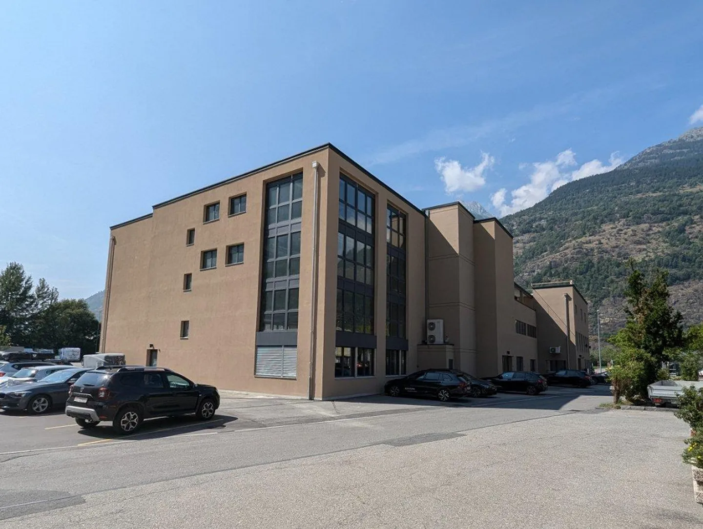 Spazi commerciali e per uffici in un'area industriale emergente - Foto 1 di 13