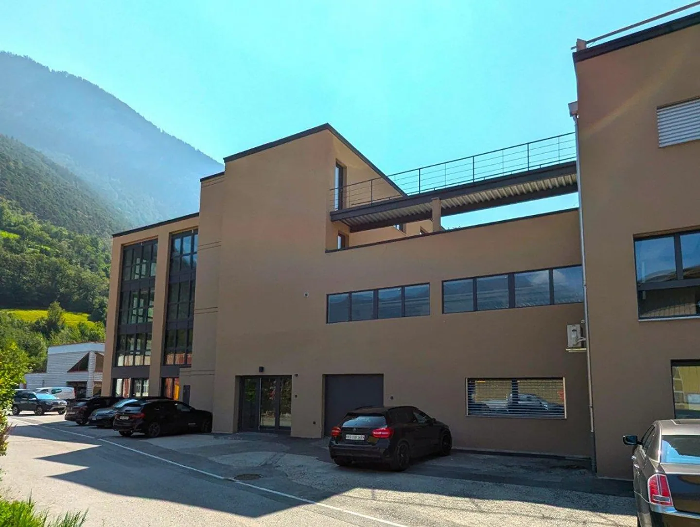 Spazi commerciali e per uffici in un'area industriale emergente - Foto 4 di 13