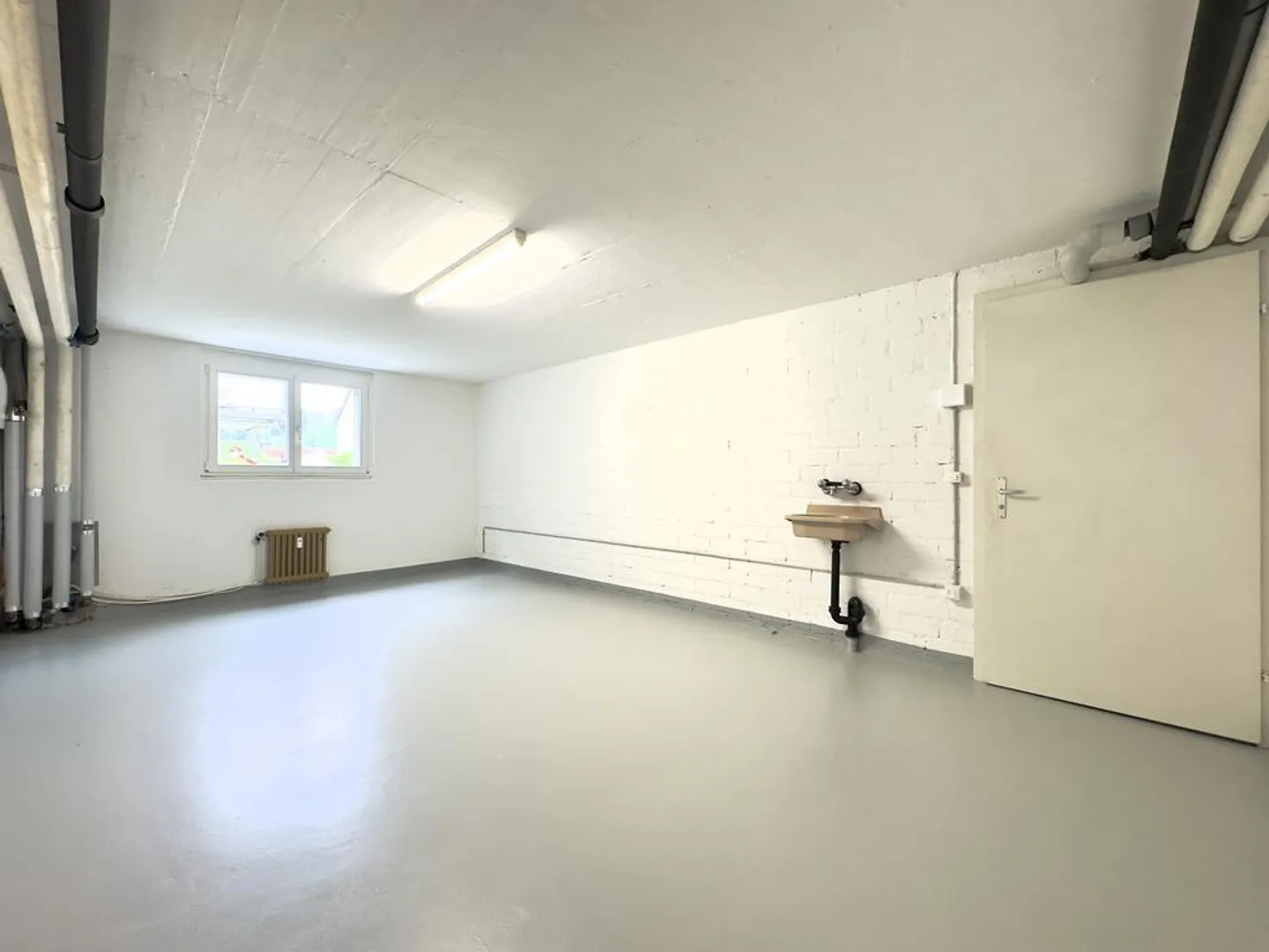 Salle de bricolage pratique avec lumière du jour, chauffage et lavabo privé - Photo 2 sur 4