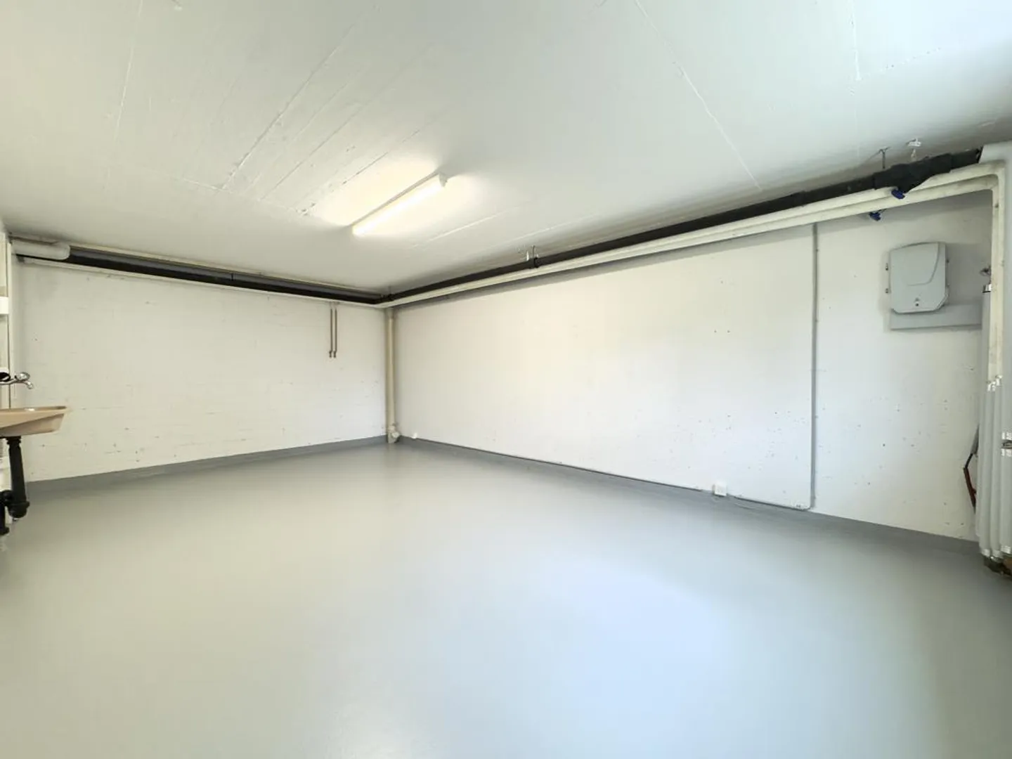Salle de bricolage pratique avec lumière du jour, chauffage et lavabo privé - Photo 3 sur 4