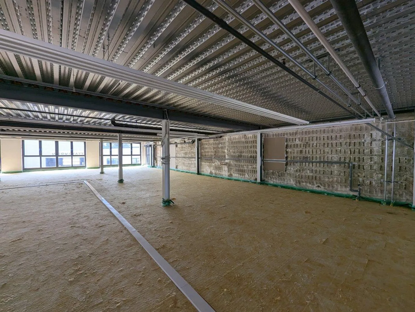 Spazi commerciali e per uffici in un'area industriale emergente - Foto 8 di 13