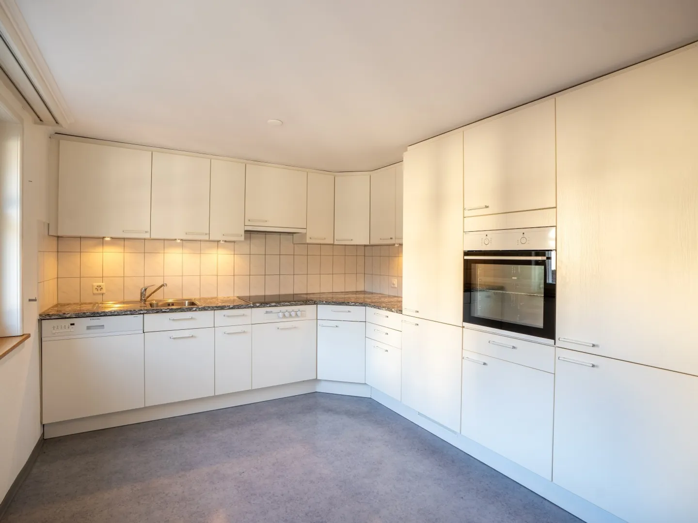 Spacious Old Town Apartment with Sunny Balcony - Photo 3 of 8