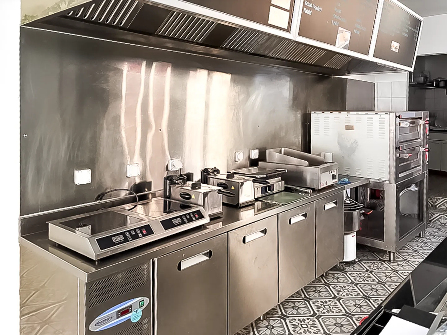 LOCAL COMMERCIAL POUR UN RESTAURANT OU SNACK/BAR - Foto 4 di 9