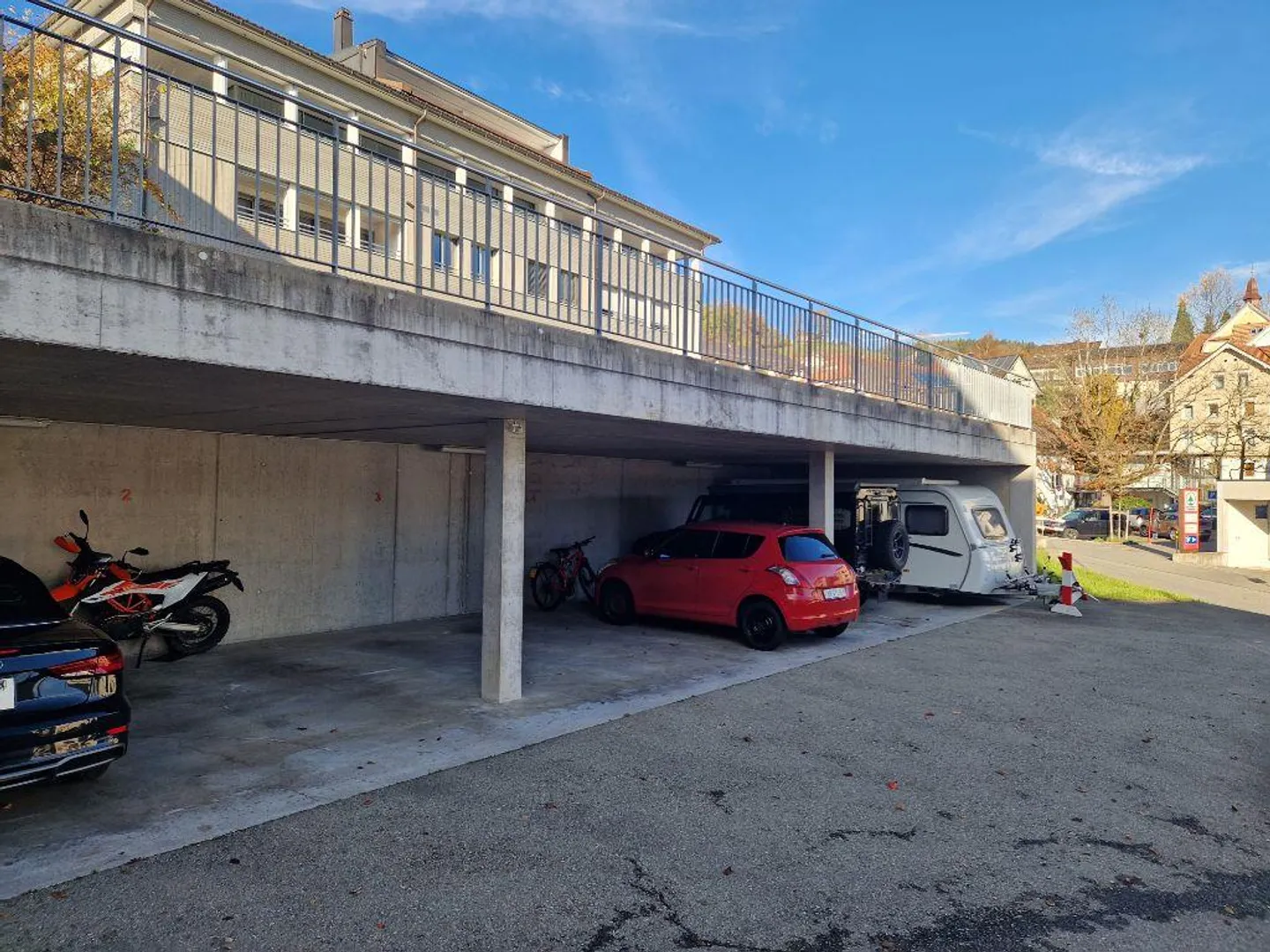 Parkplatz mitten in Teufen - Foto 1 von 2