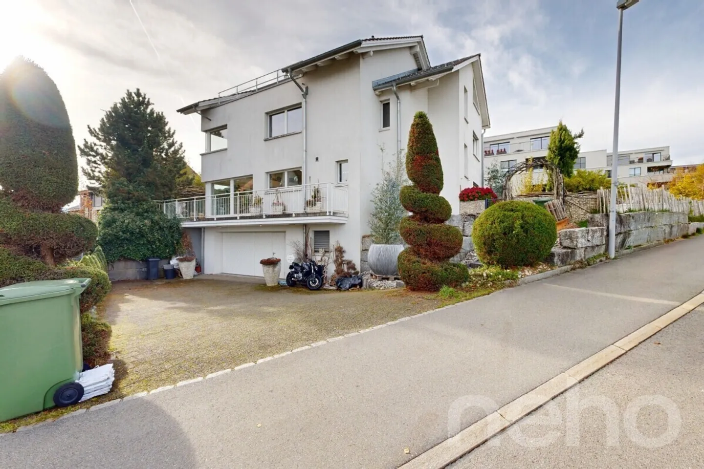 Ampia casa unifamiliare con giardino idilliaco e vista lago - Foto 1 di 13