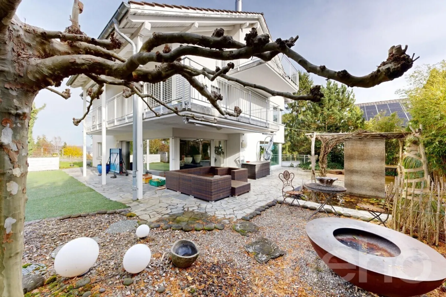 Ampia casa unifamiliare con giardino idilliaco e vista lago - Foto 3 di 13