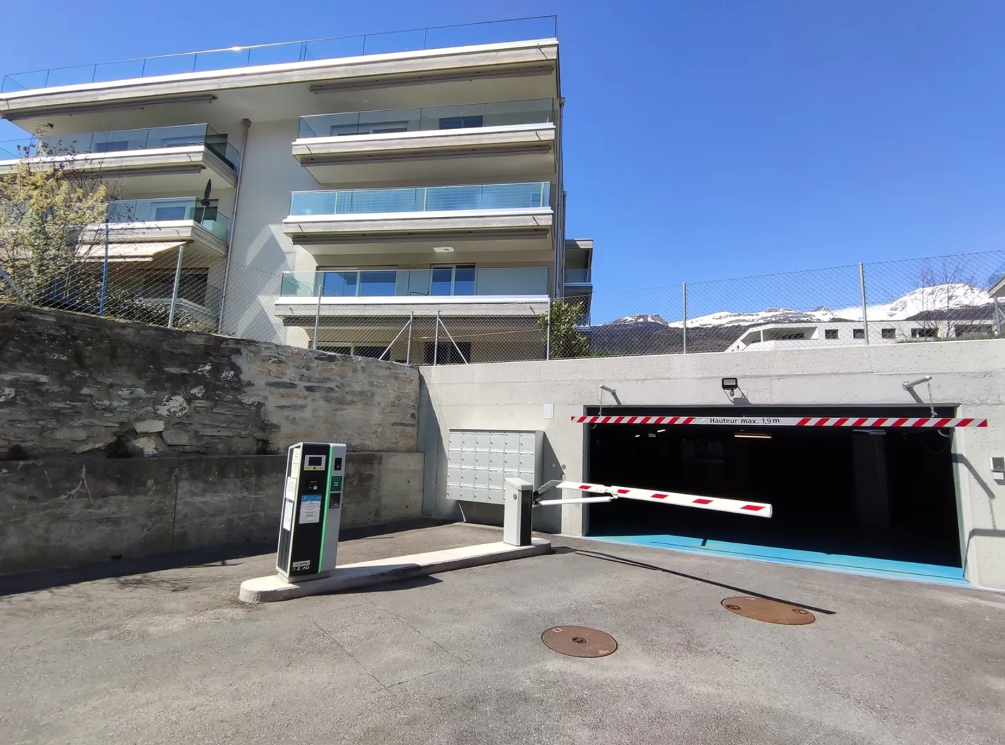 Parcheggio interno in affitto - Foto 1 di 4