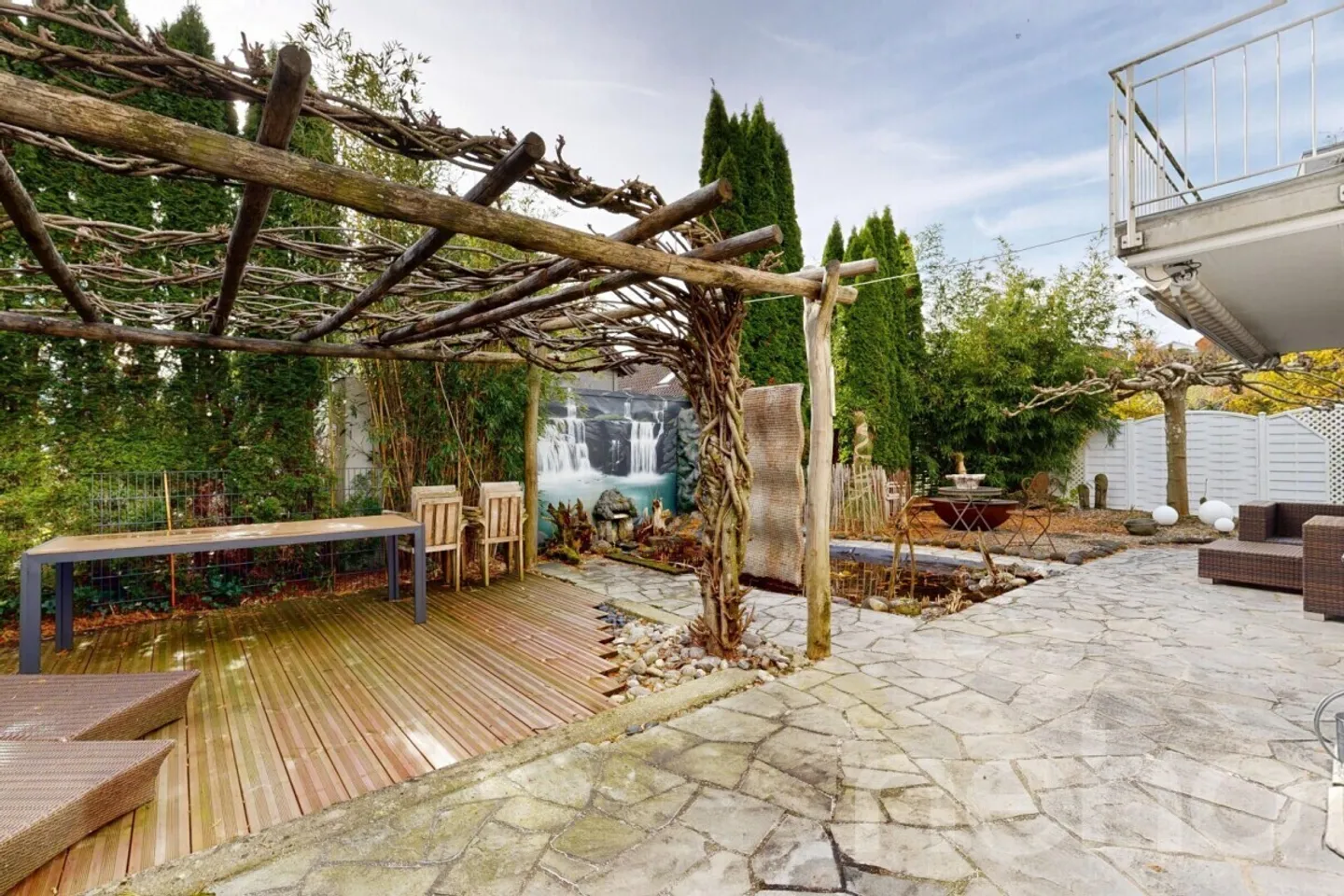 Ampia casa unifamiliare con giardino idilliaco e vista lago - Foto 4 di 13