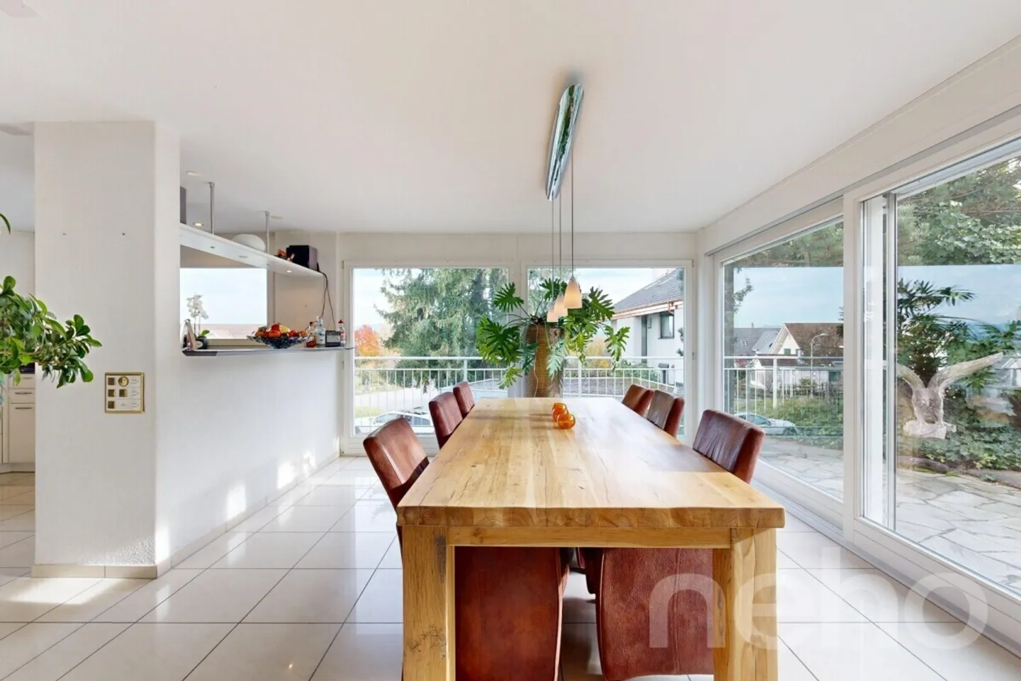 Ampia casa unifamiliare con giardino idilliaco e vista lago - Foto 5 di 13