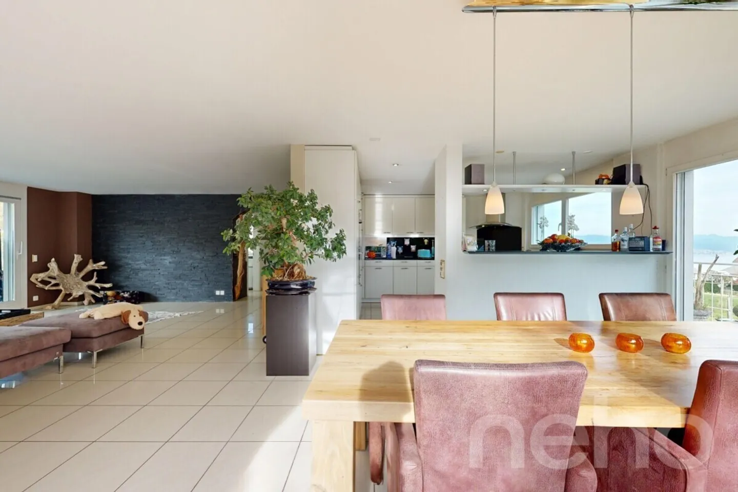 Ampia casa unifamiliare con giardino idilliaco e vista lago - Foto 7 di 13