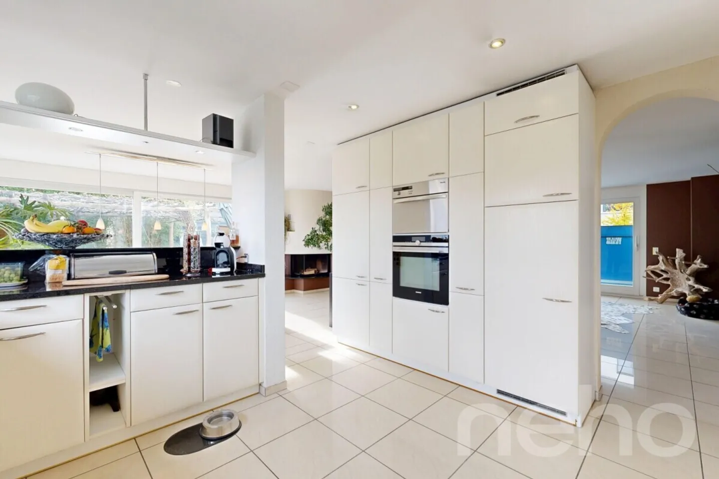 Ampia casa unifamiliare con giardino idilliaco e vista lago - Foto 8 di 13