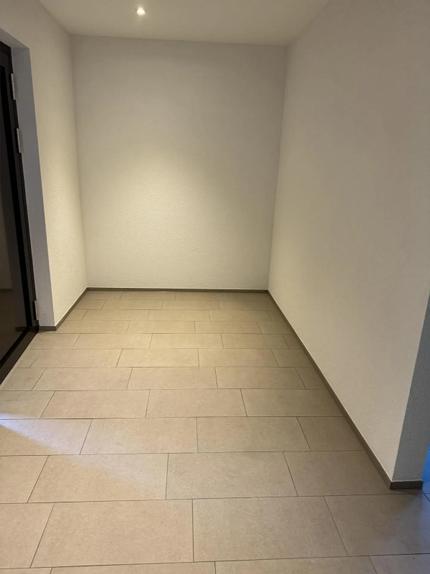 Appartement moderne de 2,5 pièces au rez-de-chaussée à Pfeffingen, bien situé - Photo 3 sur 8