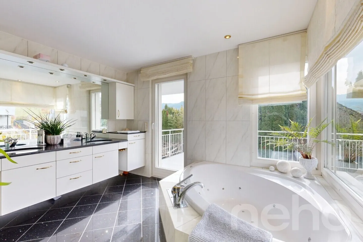 Ampia casa unifamiliare con giardino idilliaco e vista lago - Foto 10 di 13