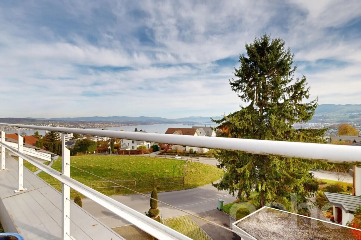 Ampia casa unifamiliare con giardino idilliaco e vista lago - Foto 11 di 13