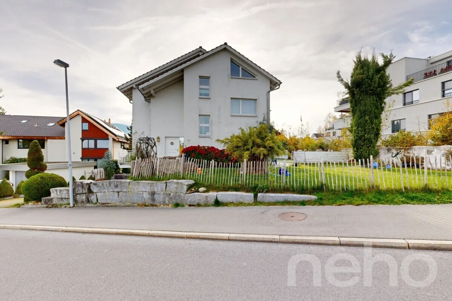 Ampia casa unifamiliare con giardino idilliaco e vista lago - Foto 12 di 13