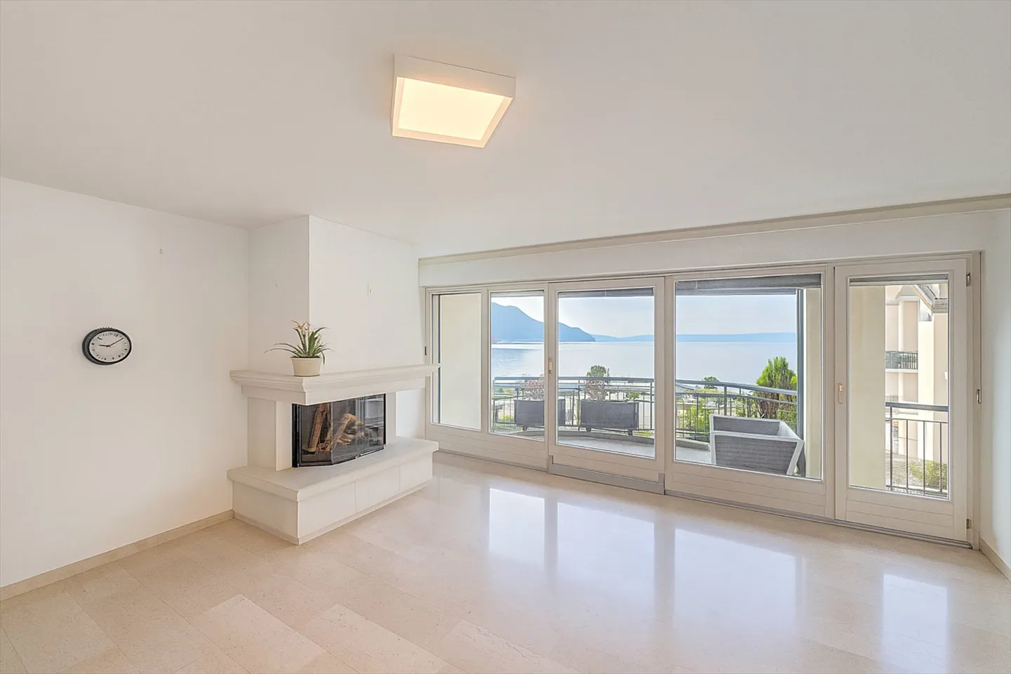 Ampio duplex di 3,5 locali con vista mozzafiato sul lago e sulle montagne - Foto 3 di 13