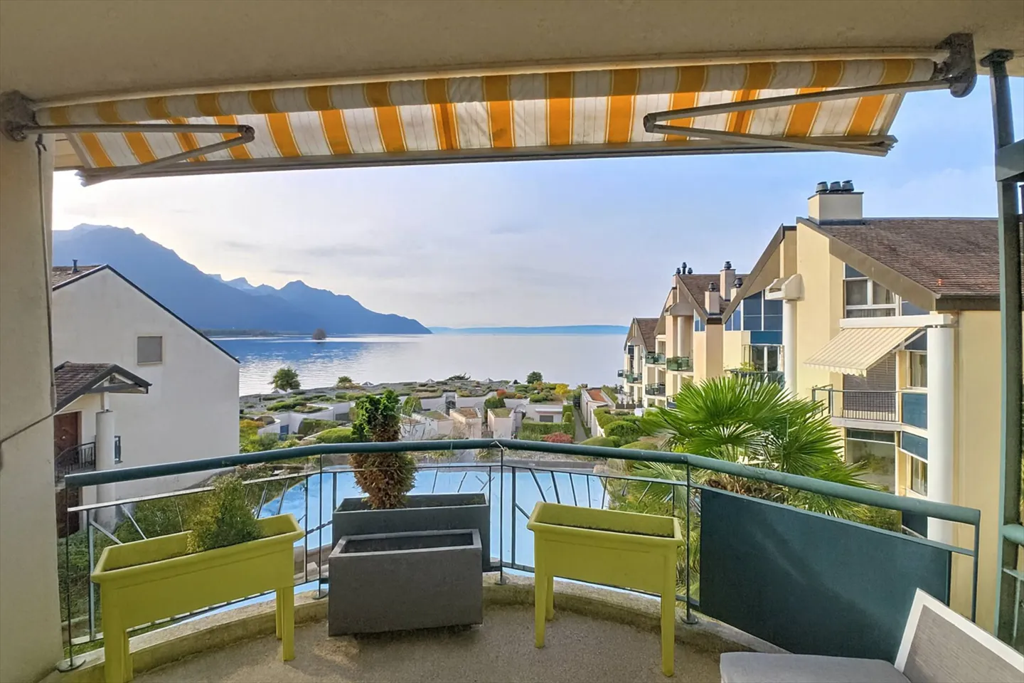 Ampio duplex di 3,5 locali con vista mozzafiato sul lago e sulle montagne - Foto 5 di 13