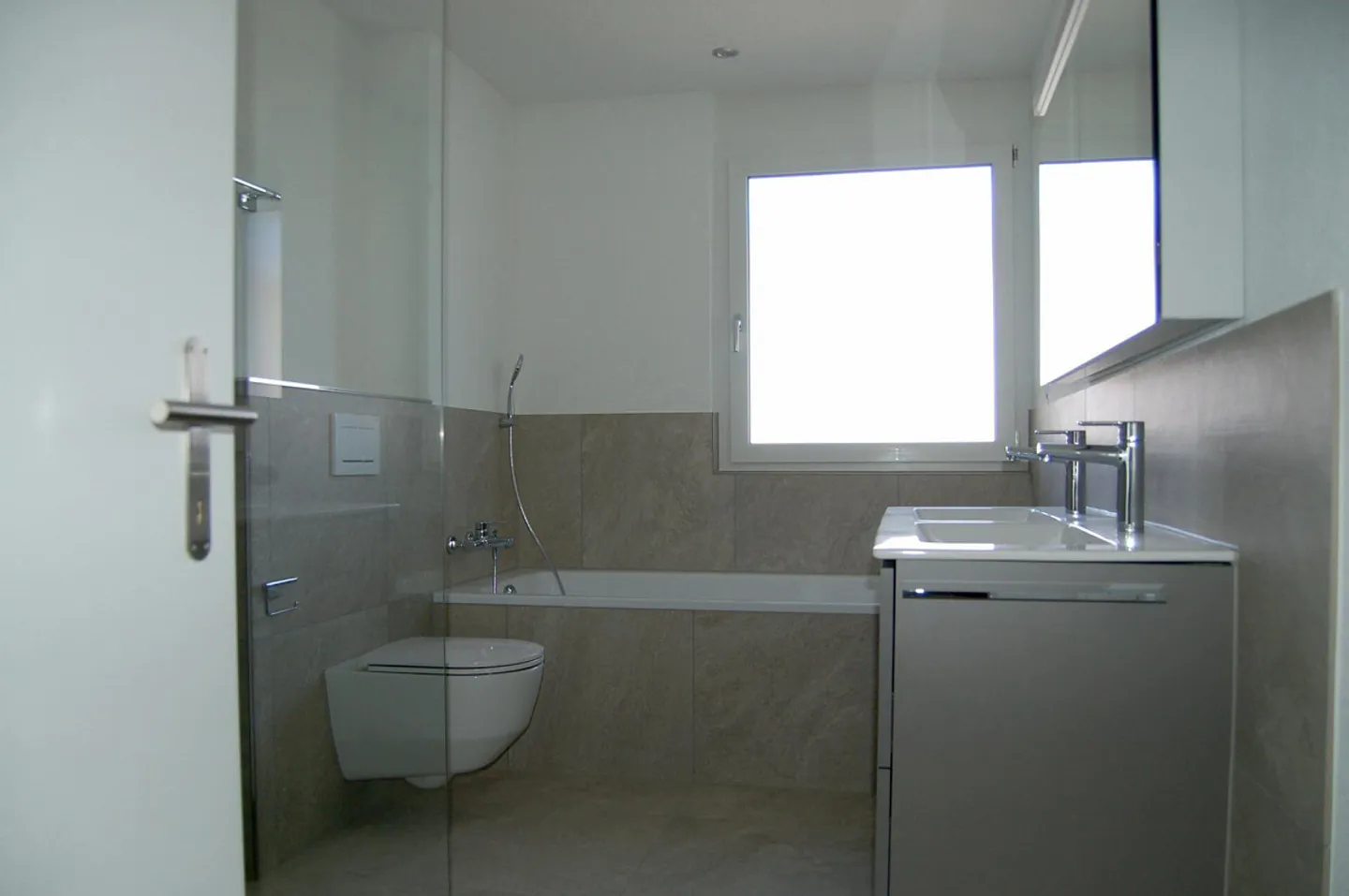 Modern apartment with a clear view of the Bernese Alps on the 1st floor - Photo 7 of 7