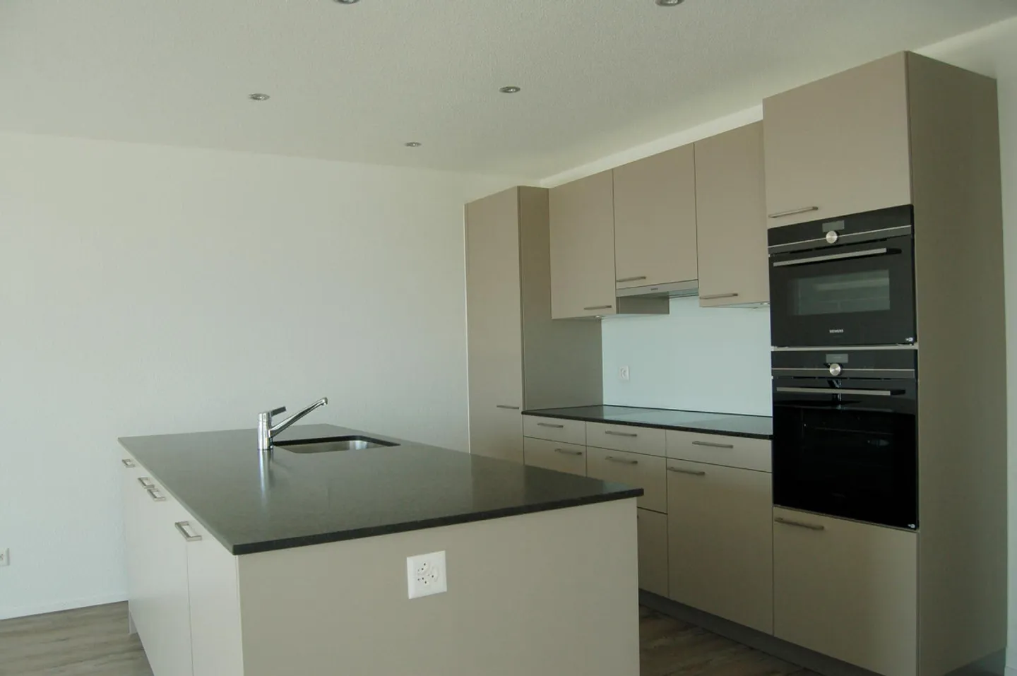 Modern apartment with a clear view of the Bernese Alps on the 1st floor - Photo 3 of 7