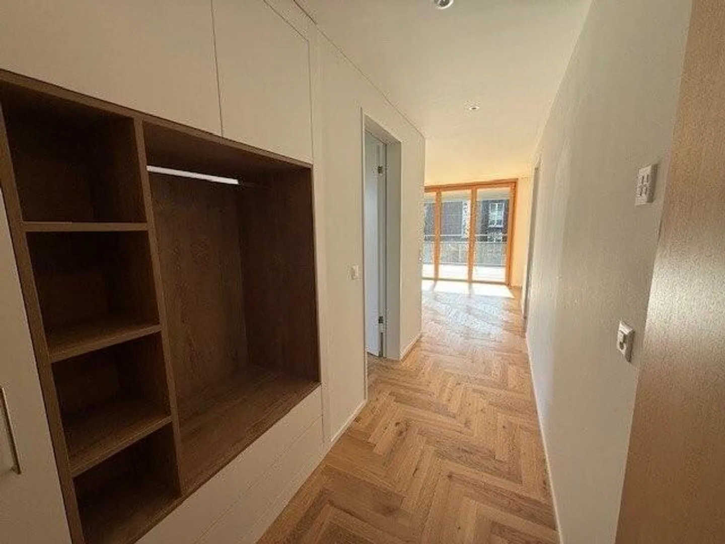 Ampio appartamento di 2,5 stanze vicino al lago - Foto 2 di 8