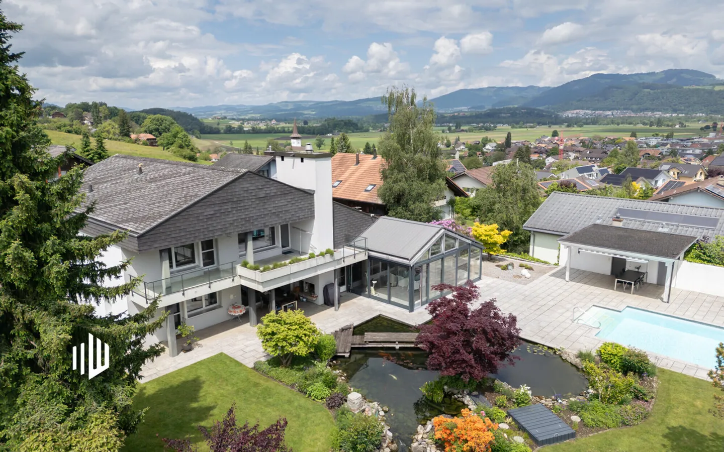 ImmoWyss - Vivre avec Style : Villa dans le Vert avec Parc et Piscine - Photo 1 sur 8